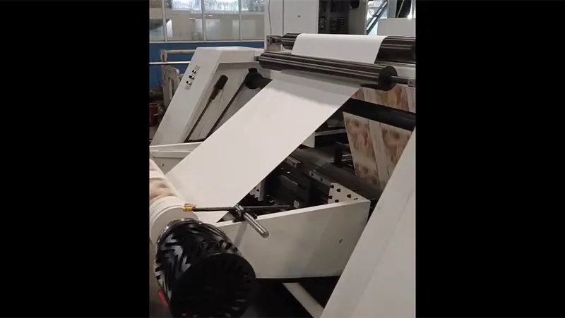 Флексографический печатный станок в работе